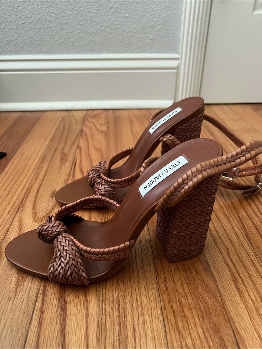 NEW STEVE MADDEN women's malou woven heel sandal in cognac 10M - Picture 3 of 16